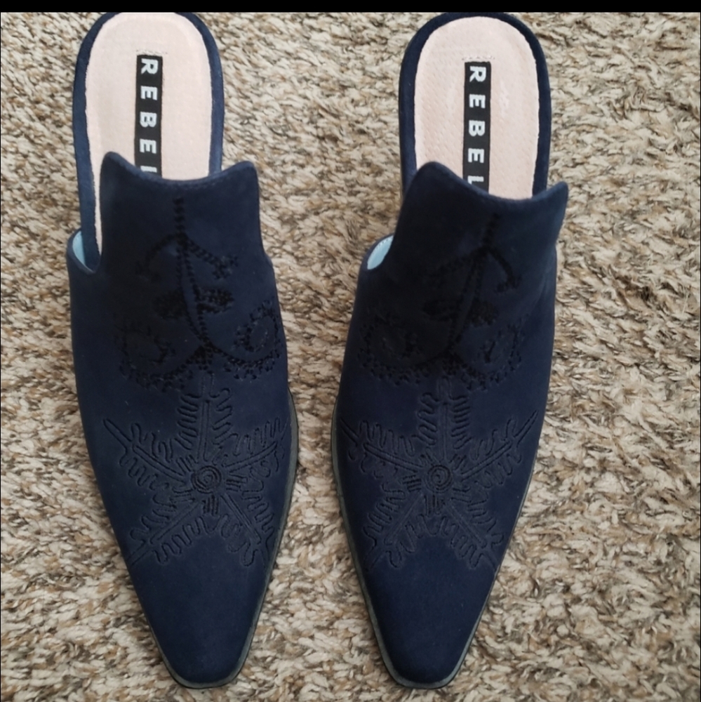 Rebel embroidered shoes 6.5